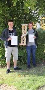 Jonas Heynen, Dorian Geistefeldt, Levin Backhaus, Julian Scheithauer und Moritz Hochkirchen zeigen ihre ausgezeichneten Modelle und Urkunden.