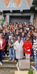 Die Austauschgruppe am THG mit ihren Gästen aus Frankreich und Spanien wurde von der stellvertretenden Bürgermeisterin Frau El Boustami im Rathaus der Stadt Wolfenbüttel sehr freundlich begrüßt – hier beim gemeinsamen Foto auf den Rathaustreppen.