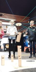 Bei der „Spinne“ mussten gemeinsam Bausteine zu einem großen Turm aufgebaut werden