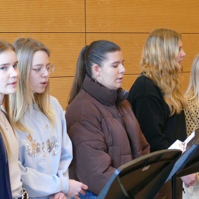 Der Chor beeindruckte stimmsicher mit sattem Klang und bot unter anderem den Wellerman-Song dar.