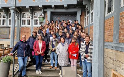 Die Austauschgruppe am THG mit ihren Gästen aus Frankreich und Spanien wurde von der stellvertretenden Bürgermeisterin Frau El Boustami im Rathaus der Stadt Wolfenbüttel sehr freundlich begrüßt – hier beim gemeinsamen Foto auf den Rathaustreppen.
