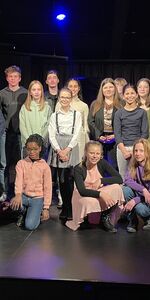 Am Ende der Veranstaltung stellten sich alle Künstler*innen auf der Bühne auf und genossen den verdienten Applaus des Publikums