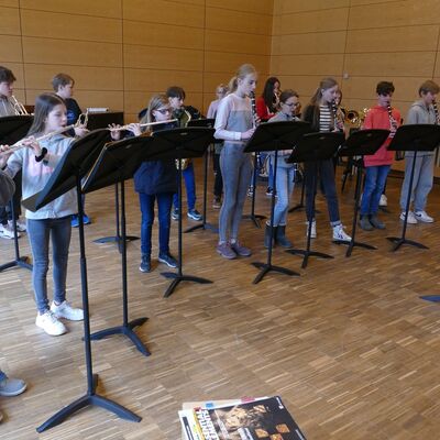 Die Bläserklasse 6b verfeinert ihre Technik an ausgesuchten Stücken.